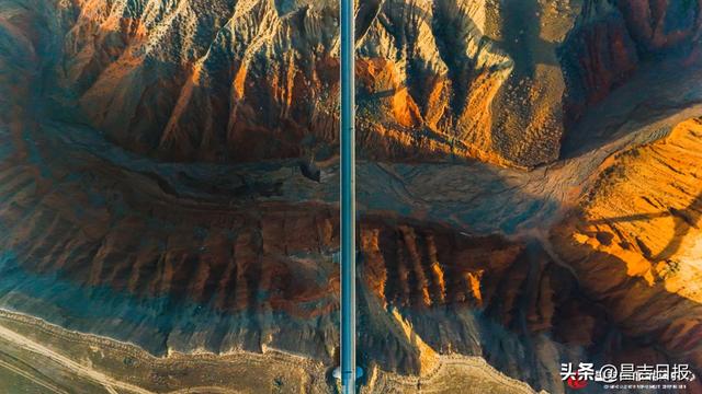 视觉·昌吉 | 日出丹霞绘秋韵 薄雾青峦织画屏