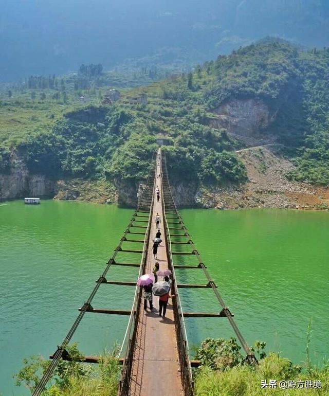 修建旅游公路，将北盘江上的大桥串联起来，必成贵州旅游新名片
