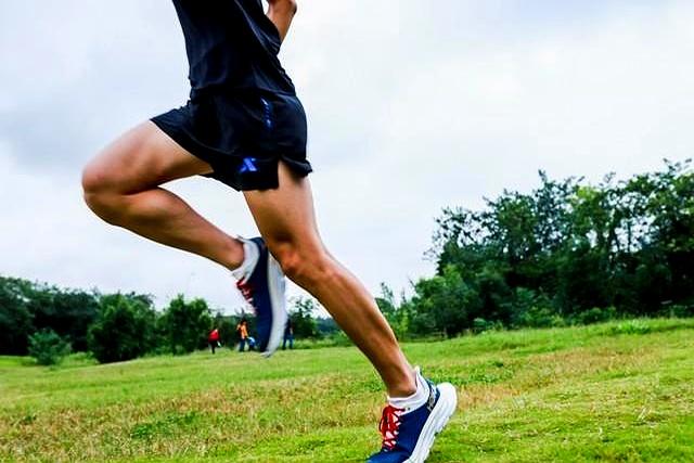 碳板鞋	，跑鞋中的高科技，但是有几种人不适合穿	。