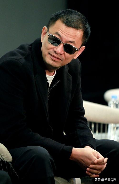 陪玩陪睡根本不够！认干爹	、舔手指	，背地里的阴暗让人想象不到