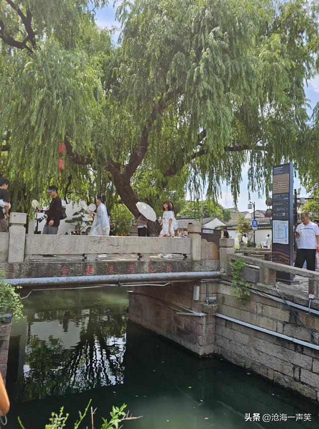 上有天堂，下有苏杭，苏州平江路古老石桥，仿佛诉说着昔日的繁华