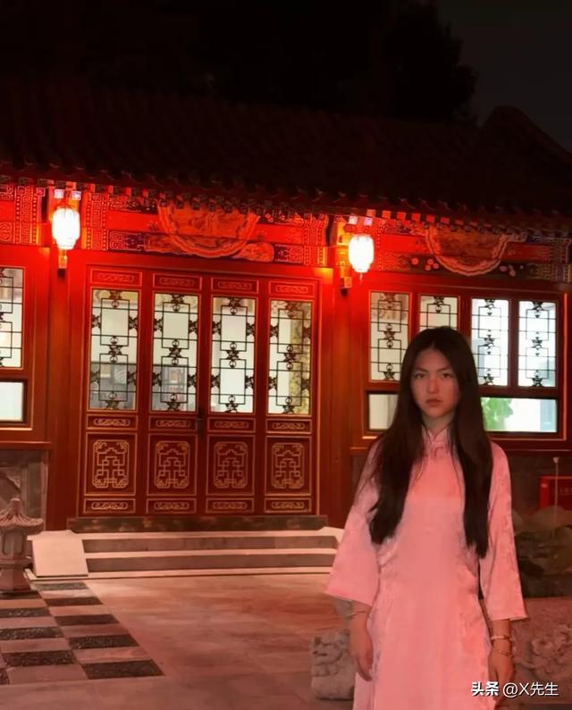 王诗龄晒北京小院，大半夜穿旗袍拍照，面无表情上演中式恐怖