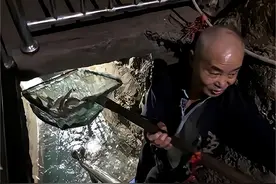 07年，重庆老汉李常权在家挖出鱼泉，靠卖鱼年入30万，如今怎样？图片