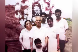 这是贺子珍的哥哥第一次祭奠父亲和母亲，此时贺子珍已逝世图片