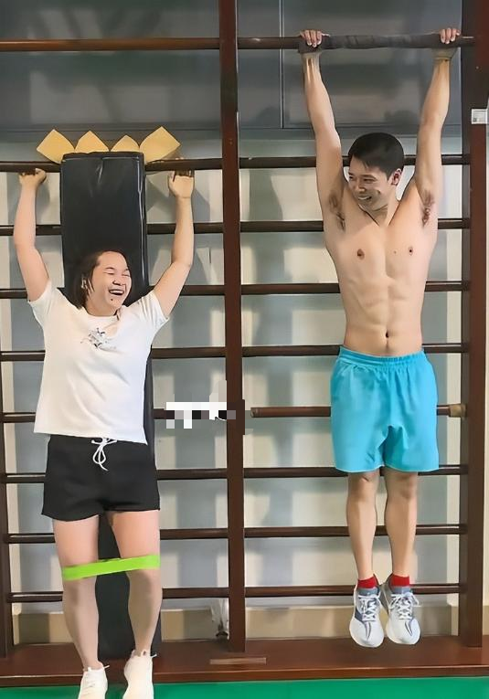 全红婵参加开学典礼，身体发育明显，网友：这么胖，好好读书吧！