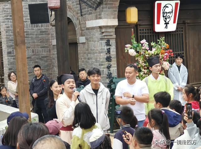走进郑州中牟建业电影小镇，看各种特色表演，还能参与互动项目。