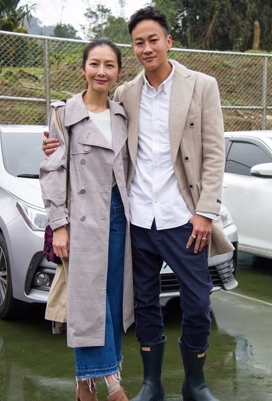 何润东妻子亮相，穿风衣配阔腿裤，公婆穿得朴素，她却美得惊艳