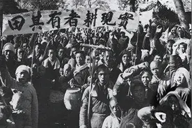 土改威力多大？国军士兵正在打仗，听到老家分到土地后纷纷倒戈图片