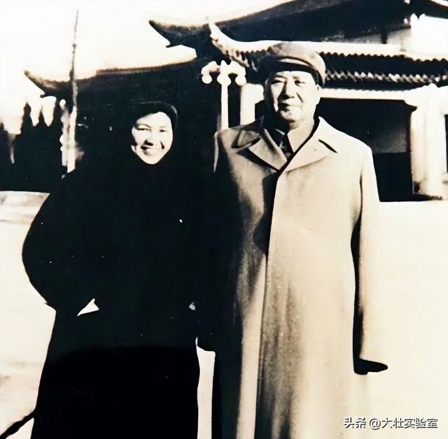 毛主席的机要秘书谢静宜有多美？长相甜美可爱，当过北京市委书记
