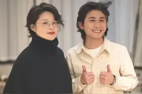 52岁袁立换新发型了，戴框架眼镜，穿高领宽松毛衣，气质好富贵图片