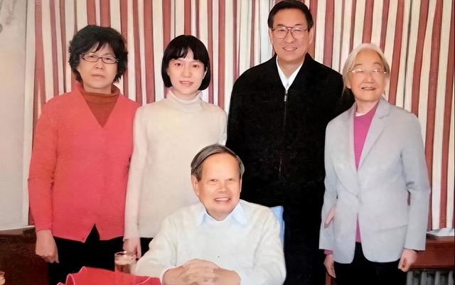 18年，杨振宁儿女从美国来看望父亲与翁帆，一家人在三峡其乐融融
