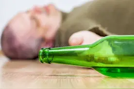 简直笑死了，喝多到底能干出多丢人的事？醒酒之后没脸见人图片