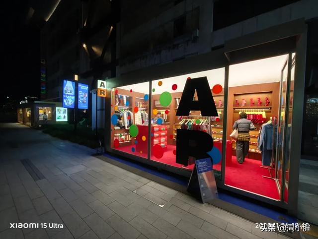 上海GateM西岸梦中心，为开封滨湖商业提供了湖畔松弛感的参考