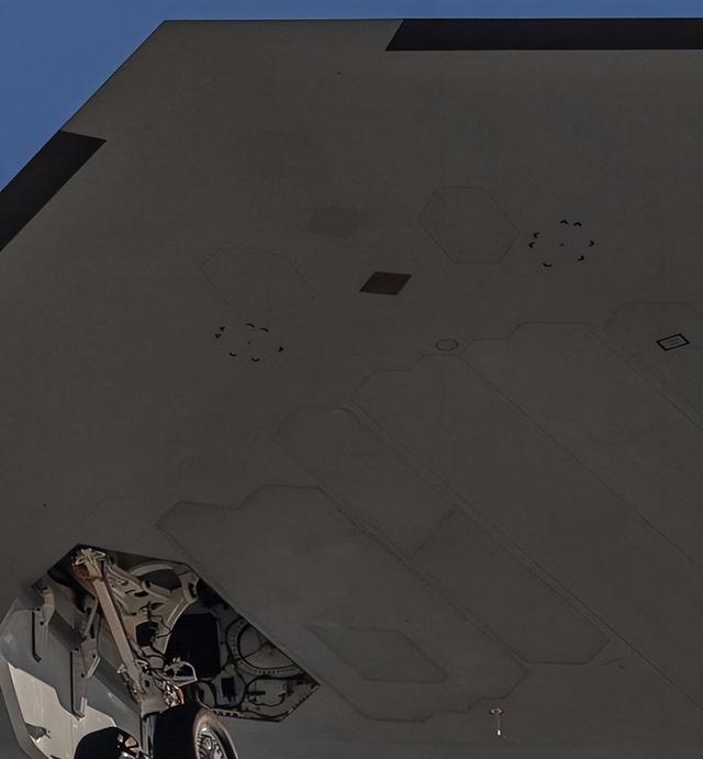 2025年歼-20第二次拦截F-35！印媒：中国歼-20将统治西太天空