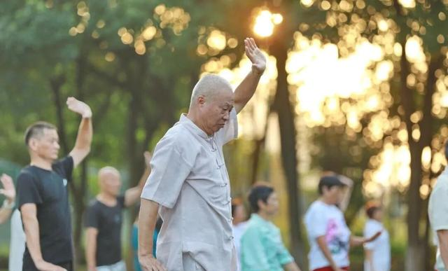 每天锻炼却换来一副“人工膝盖”？医生：上了年纪这3种运动要