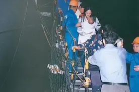 2000年澳大利亚军舰撤侨：许日本人马来人登舰，却不让中国人上船图片