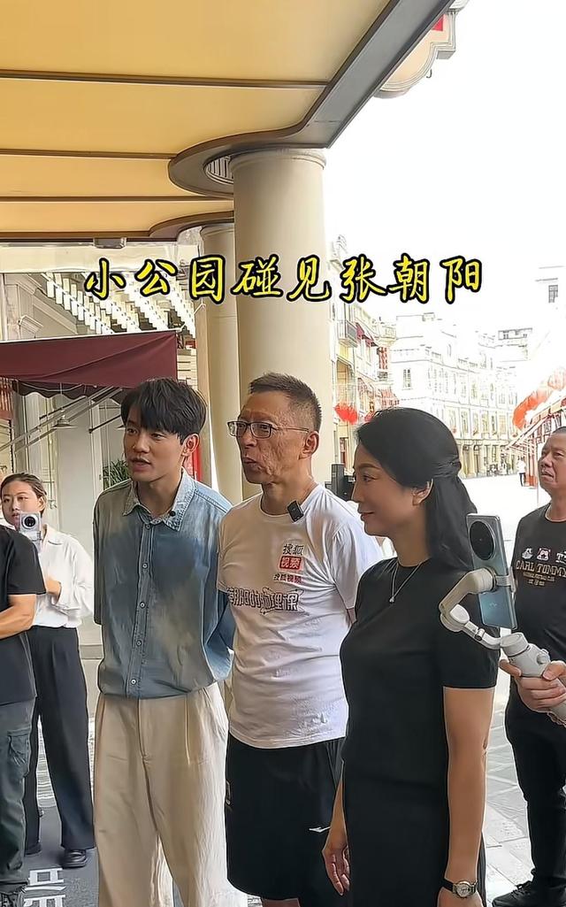 60岁张朝阳公园现身：网友惊呼“真帅”，颜值能靠财富和才华吗？