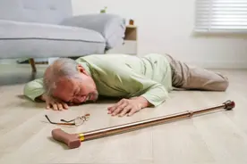 为何老人摔倒后瘫痪，大多数都活不了多久就离世了？医生给出解释图片