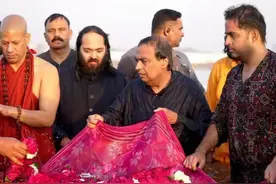 印度首富过大壶节，一家人强忍污浊河中沐浴，小儿媳妇表现太懂事图片