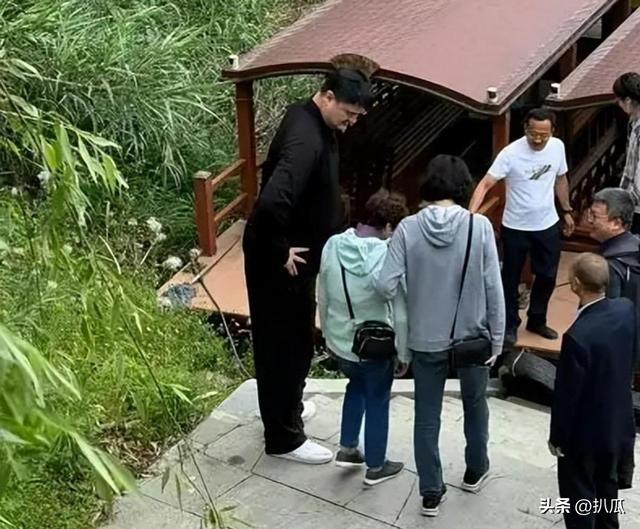 姚明一家游苏州太湖，15岁女儿打扮太老气，岳母出镜瘦又高超170