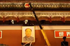 天安门为何不悬挂毛主席的照片，而是挂画像？主席画像师给出答案图片