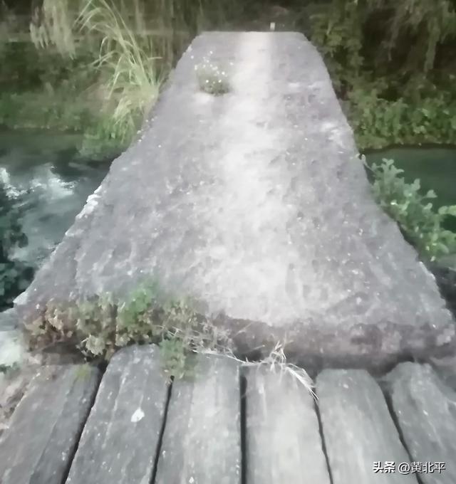 广西南宁市隆安县横跨百朝河上的石拱桥，材料是龙骨而得名龙骨桥