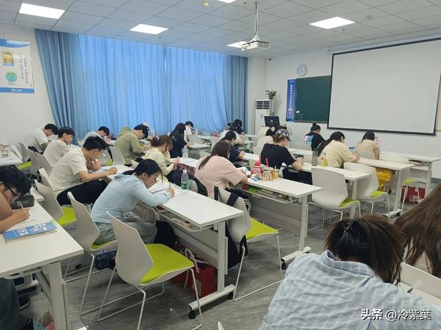 教育部扔下重磅炸弹：2026年开始，全国一律不准再买校外商业试卷