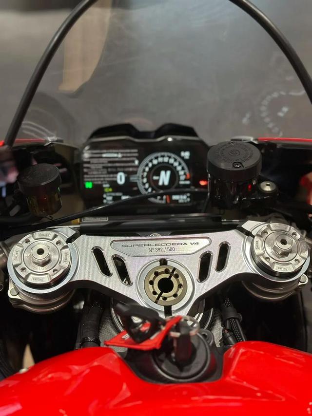 从加州海岸到纽约展馆，杜卡迪不只是摩托，是设计狠角色