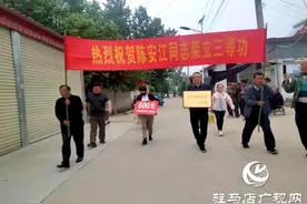 汝南县宿鸭湖街道：军营荣立三等功 光荣牌匾送家中图片