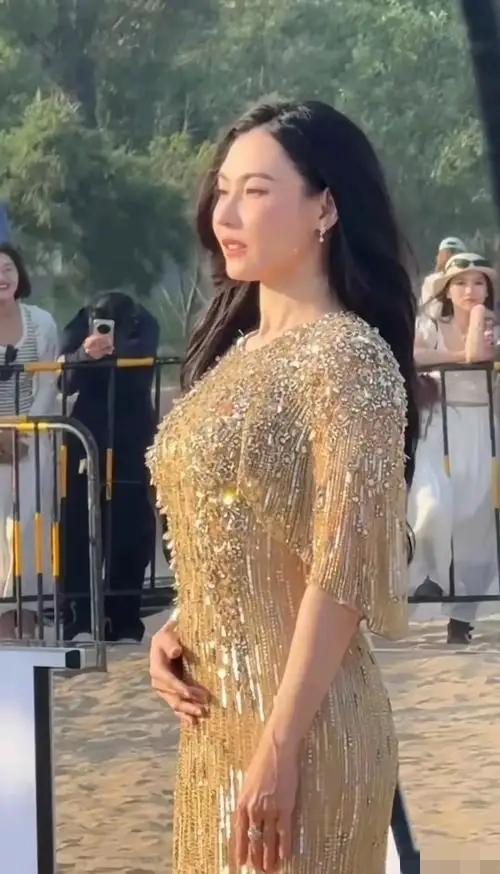 张柏芝现身河北无修图膀大腰圆，手背青筋暴露，果然路人手机真实