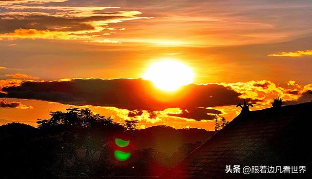 《西双版纳 澜沧行》景迈山翁基古寨晚照：布朗山与夕阳共醉