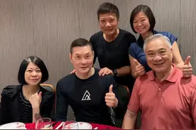 周比利带妻子回国，与钱嘉乐喝酒聚会，66岁仍健硕坚持丁克无子女图片