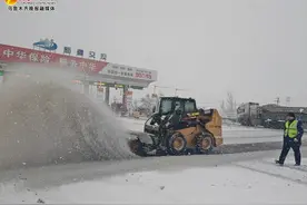 高速运营公司闻雪而动 及时清雪保畅通图片