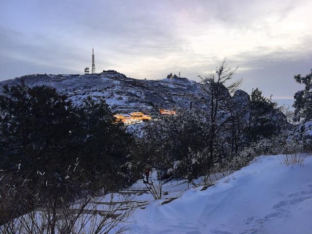 雪峰刺破苍穹 云海托举世界