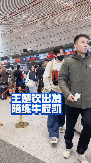国乒精英启程印度，王楚钦潮流装扮吸睛，王曼昱与姐妹情深意重