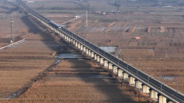 #运城头条#山西绛州：汾河岸畔高铁汾河“龙飞凤舞”入画来