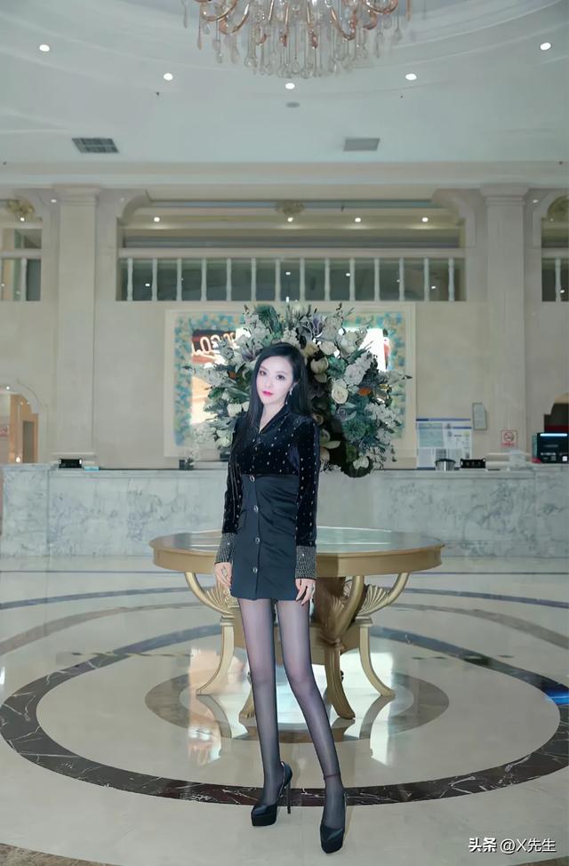释永信与95后美女合影，对方长得漂亮，身材火辣，大长腿抢镜