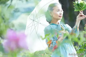 每日一雅1008-阿婆还似初笄女，头未梳成不许看图片