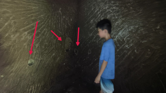 重庆大学城深山发现一排蛮子洞，内部有古人留下的文字和生活痕迹