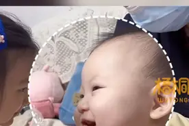 一物降一物！萌娃被姐姐喂药乖巧配合笑脸相迎，妈妈喂药却哭得撕心裂肺图片