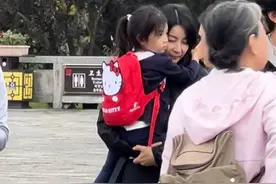 霍启刚一家云南度假，朱玲玲和郭晶晶妈妈陪同，祖孙三代其乐融融图片