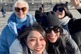 马斯克老妈又去杭州啦！黑色斗篷裙配大红唇，75岁老太太又美又嫩图片