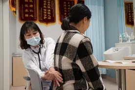 孕期遇上肾积水，准妈妈反复发热背痛，医生一根“小管子”巧通“下水道”图片