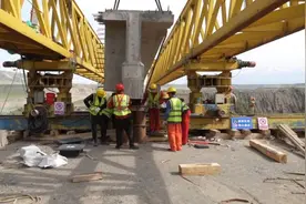 新疆金沟河红山水库工程达板沟大桥迁建项目进入桥梁架设阶段图片