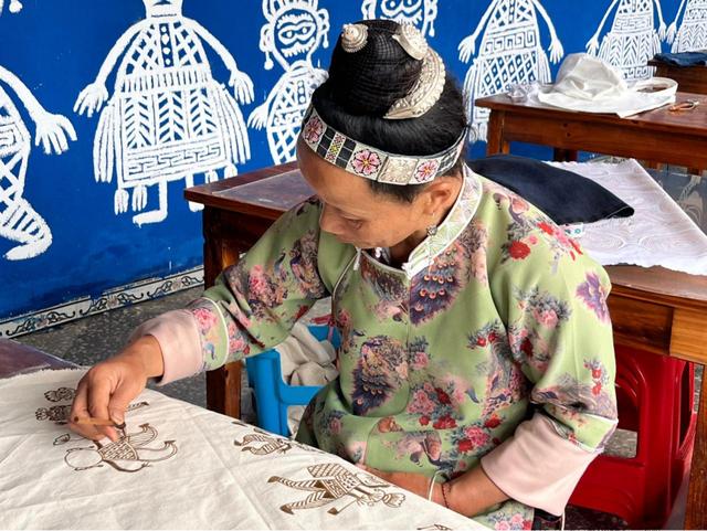 进山疗愈爆火，年轻人为何在寺庙制香、苗寨染布里找寻自我？