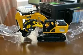 网购农用挖掘机到手竟是玩具车图片