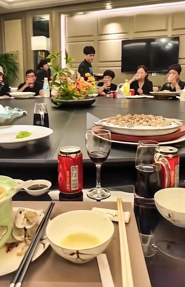 瑾汐和爸爸妈妈的老总朋友们共进晚餐，哈爸要带她正式入圈了