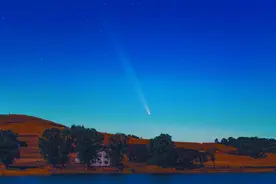 6万年一遇的宇宙浪漫 你邂逅了吗 准备两个多月 他拍到这抹星空之舞图片