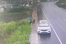 三轮车掉沟里，热心大哥忙下车救人，结果……图片