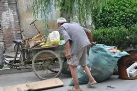 老公离世5年，收破烂的公公又找上门，放桌上一包东西，我泪目了图片